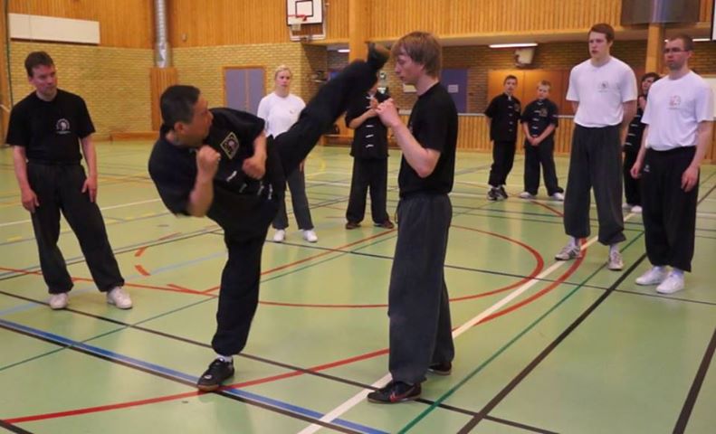 Da Sifu Louis Linn demonstrates a high side-kick at close distance