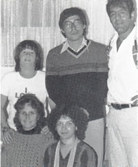 Sifu Linn med familjen Dennis
				    Hannover, president i det israeliska
				    Kyoshinkaiförbundet, Tel Aviv,
				    Israel 1979.