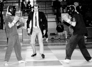 Wushu-EM 1989 Mattdomare Thomas
				    Larsson, huvudinstruktör
				    Skövde Wushuförening.