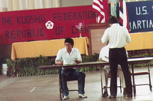 Sifu Linn huvuddomare vid de
				    internationella Kuoshu
				    mästerskapen 1980 i Hawaii.