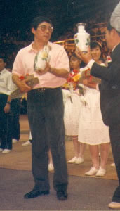 Sifu Linn erhåller utmärkelse i Shenzhen, 1988.